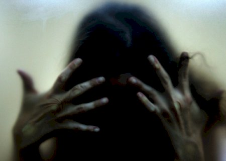 Marido chicoteia esposa com fio de cobre e a mantém presa em casa