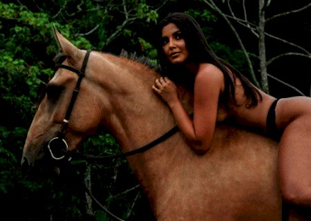Finalista do concurso 'Gata Top Show 2020', Poliana Robertha posa de lingerie em haras