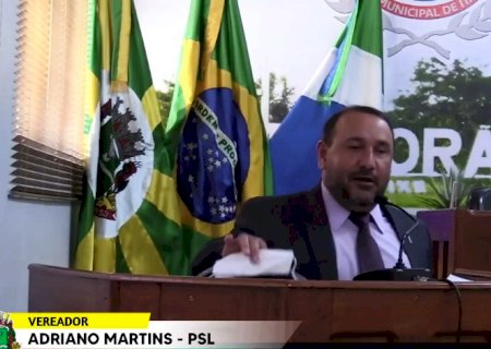 Vereador Adriano Martins pede a poda das Árvores na calçada do Detran