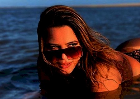 Geisy Arruda exibe bronzeado no bumbum ao usar biquíni fio-dental