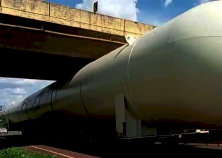 Carreta esvazia pneus para passar por viaduto com supercarga a ser entregue em MS