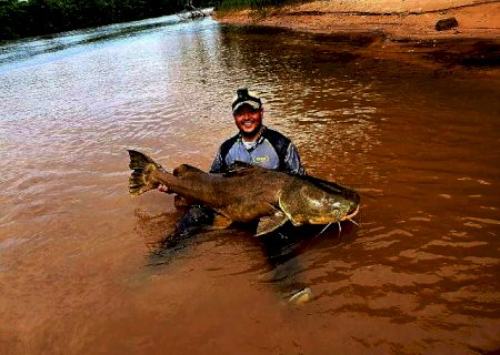 A semana é do peixe gigante: jaú de 1,70m sai do Rio Taquari