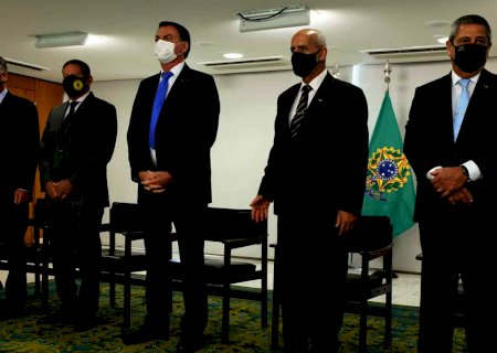 Jair Bolsonaro dá posse a seis ministros