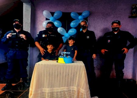 No dia do seu aniversário menino recebe surpresa da Polícia Militar de Itaporã