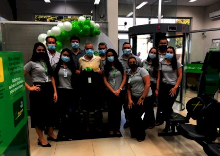 Sicredi Centro-Sul MS entrega homenagem para associado de Deodápolis