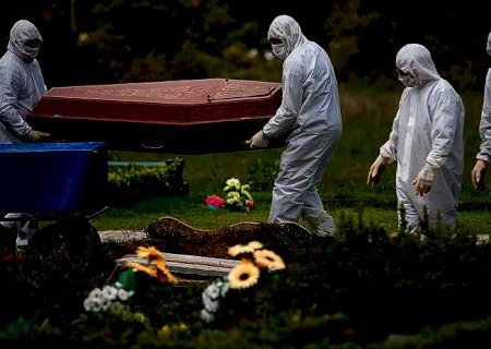 No feriado, Brasil registra 3.472 novas mortes pela covid-19