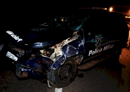 Viatura da PM capota e fica destru&iacute;da ap&oacute;s anta invadir pista da BR-359
