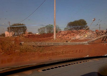 Caminhão derruba poste e deixa bairros em Itaporã sem energia