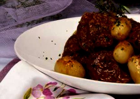 Irresistível: Receita de bochecha de porco com cerveja