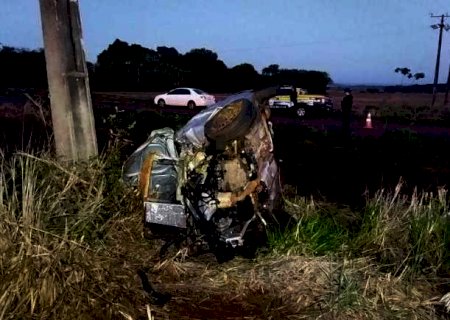 Mulher morre ap&oacute;s carro capotar v&aacute;rias vezes e bater em poste na MS-379