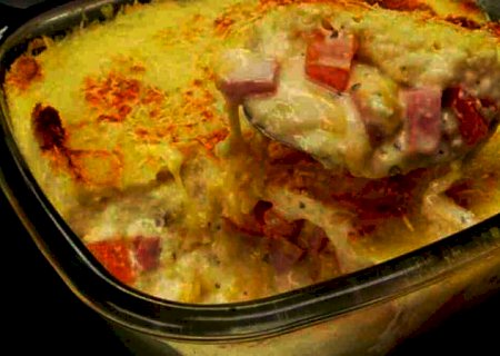 Bauru cremoso de travessa para um lanche da tarde divino