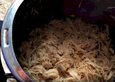 Simples e rápido: aprenda a fazer frango desfiado na panela de pressão