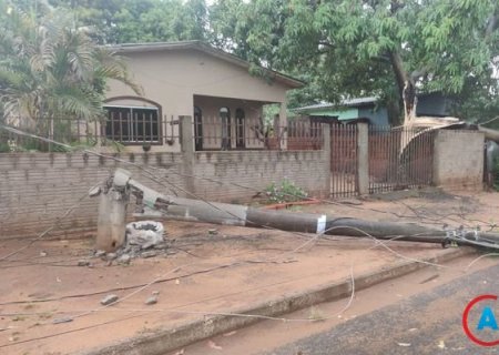 Chuva com vendaval derrubou árvores, poste de energia e destelhou várias casas em Amambai