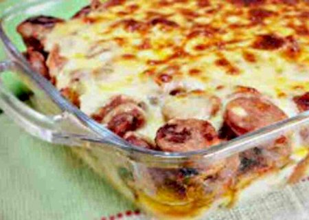 Sobrou pão em casa? Faça essa torta de pão e linguiça na cachaça