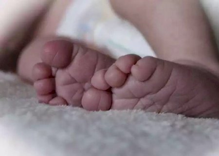 Bebê de 19 dias morre engasgado com leite materno