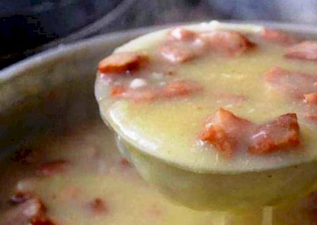 Esfriou aí? Caldo de mandioca com bacon é perfeito para manter corpo aquecido