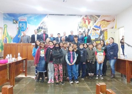 Alunos do 5º ano da Escola Municipal Maria Timira, fazem visita a Câmara Municipal