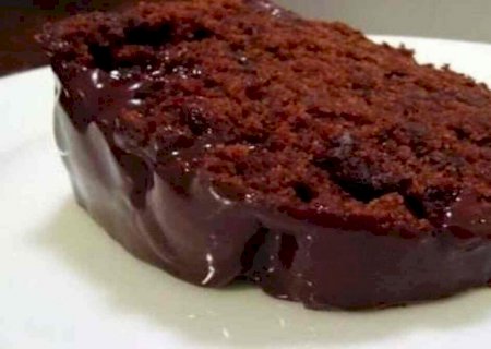 Superfácil de fazer, esse bolo de chocolate só leva 3 ingredientes e fica uma delícia