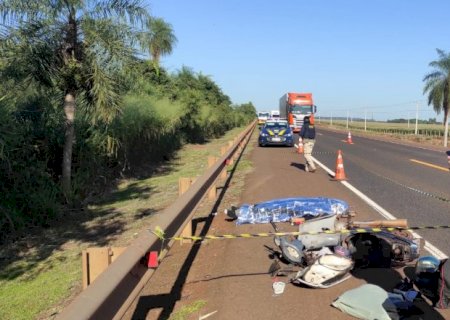 Colisão entre caminhonete e moto deixa um morto e outro ferido na BR-163 em Rio Brilhante (Vídeo)