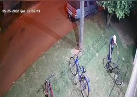 Vídeo: câmera de segurança registra furto de bicicleta em Itaporã
