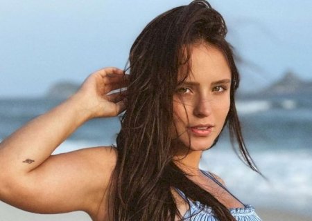 De biquíni e calça transparente, Larissa Manoela esbanja beleza na piscina
