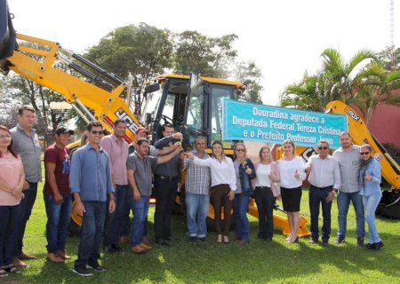 Prefeitura Municipal de Douradina realiza entrega de uma Retroescavadeira do Programa MAPA.