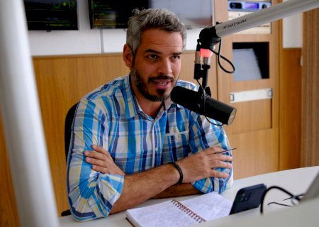 Contra armamento, professor Tiago Botelho defende porte de diploma