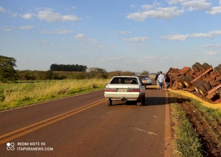 Itaporã: Carreta carregada de milho tomba na MS  156 próximo de Montese (Vídeo)