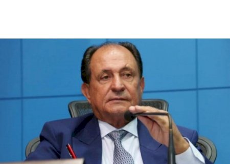 Teixeira solicita construção de arquibancada em quadra poliesportiva de Escola, em Tacuru