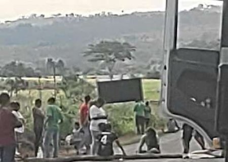 Ind&iacute;genas fazem protesto por sa&uacute;de e bloqueiam pista por mais de 3 horas