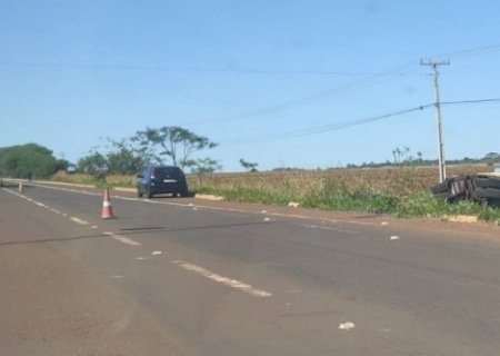 Itaporã: Carreta carregada de milho tomba na rotatória da Guacira Alimentos