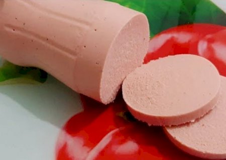 Aprenda a fazer mortadela de frango em casa e diga adeus à industrializada
