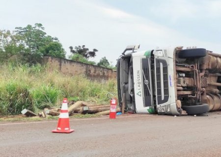 Carreta tomba em trevo e duas vítimas são socorridas em Rio Brilhante