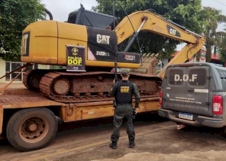 Escavadeira furtada em Itaporã foi recuperada pelo DOF na linha de Fronteira