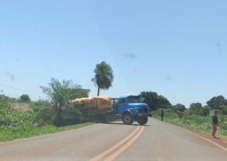 Caminhão desce barranco e obstrui parte de rodovia entre Itaporã e distrito de Montese