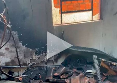 Carregador ligado provoca curto-circuito e casa fica incendiada em Rio Brilhante