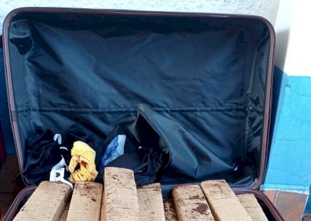 Mulher que transportava 27.400 kg de maconha em ônibus intermunicipal é presa em Itaporã 