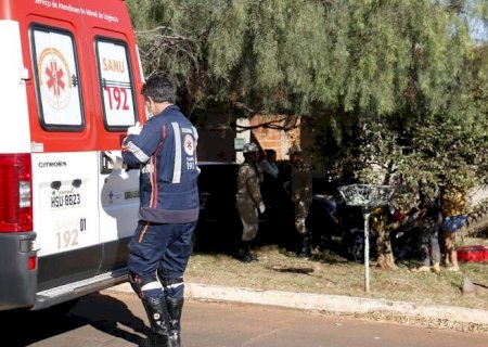 Mulher sente dores nas costas e morre nos braços da filha