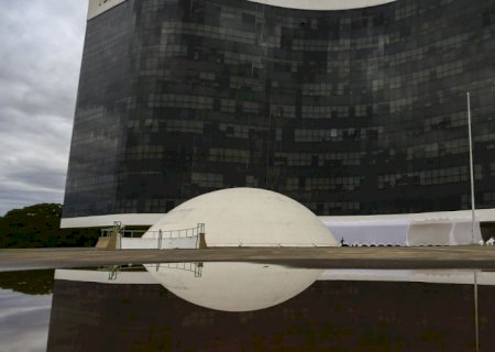Ministro do TSE dá 3 dias para Bolsonaro explicar minuta de decreto