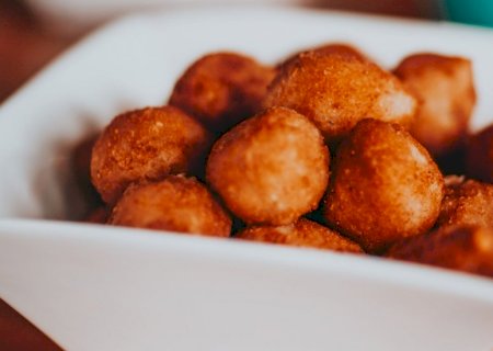 Experimente a versão salgada do bolinho de chuva e se surpreenda