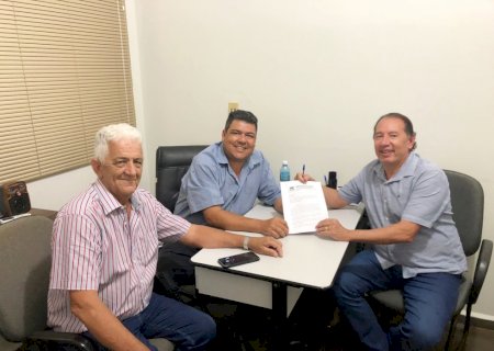 Deputado Gerson Claro Visita Câmara de Itaporã e Presidente Juarez Reforça Pedido de Asfalto para o Clube de Campo