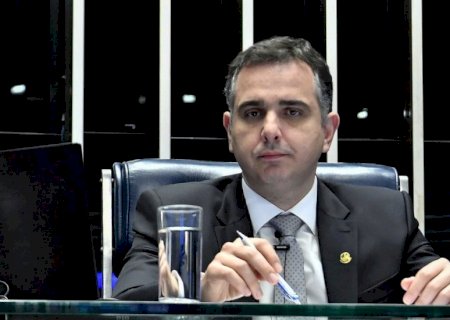 Rodrigo Pacheco dribla ameaça e é reeleito presidente do Senado