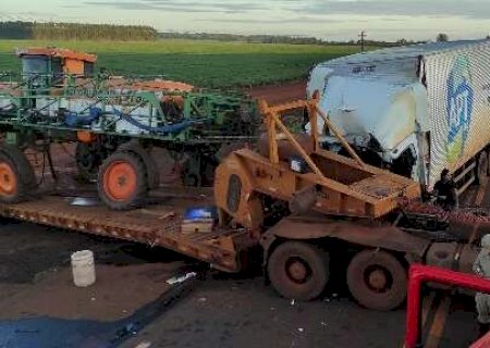 Caminhoneiro de 47 anos morre após colidir em carreta na BR-163 em Rio Brilhante