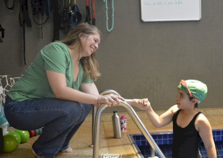 Mãe faz alerta e tem luta diária para empoderar filha com doença rara