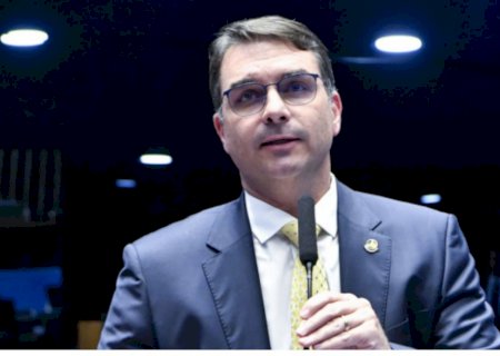 Flávio aposta em candidatura de Bolsonaro à presidência em 2026: ‘Se Deus quiser’