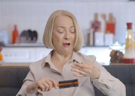 Queda de cabelos na menopausa é normal? Especialista explica