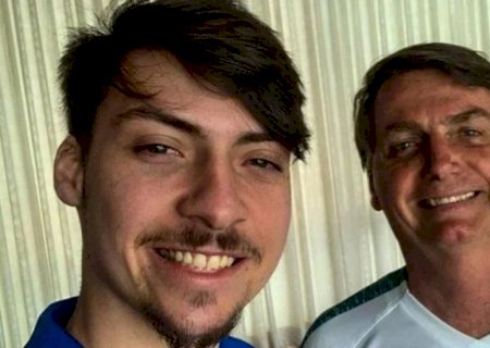 Filho de Bolsonaro é alocado em Balneário Camboriú por senador do PL