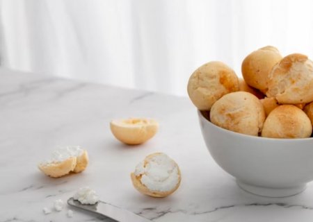 Misture 4 ingredientes e faça pãozinho de tapioca na airfryer sem trigo