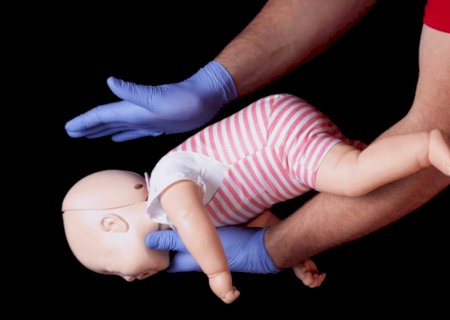 Mais de 94% dos casos de asfixia por engasgo ocorrem em crianças; saiba os primeiros socorros
