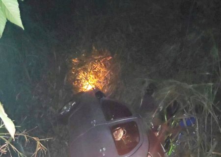 PM de Itaporã atende ocorrência de capotamento e retira vítima de veículo com risco de incêndio 